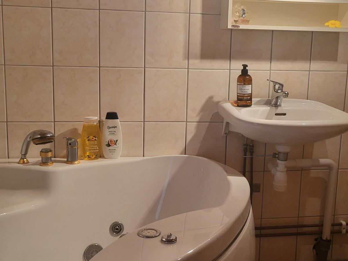 Vila Minihus Med Stor Traedgardstomt Naera Golf Och Hav Trosa Exteriér fotografie