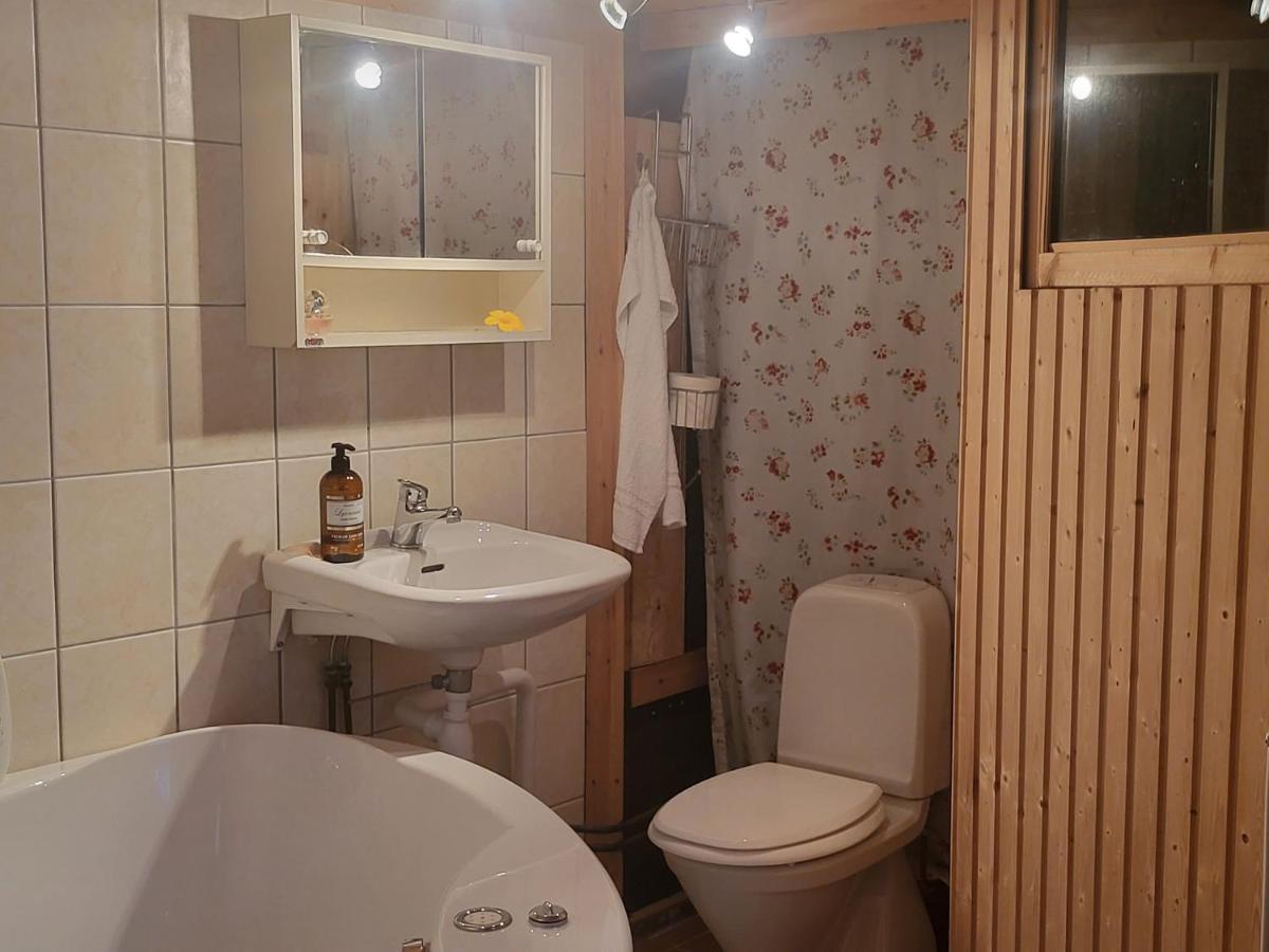 Vila Minihus Med Stor Traedgardstomt Naera Golf Och Hav Trosa Exteriér fotografie