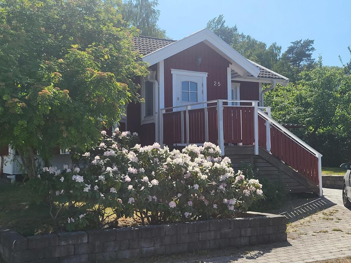 Vila Minihus Med Stor Traedgardstomt Naera Golf Och Hav Trosa Exteriér fotografie
